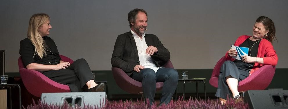 Marit Eikemo, Ola Bremnes og Sigrid Hvidtsten på scena under Litteraturdagane i Vinje 2019.