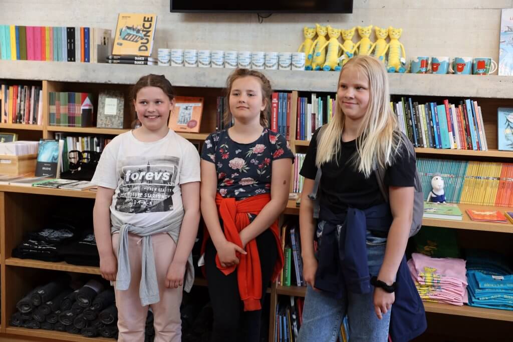 Runa Follestad (11), Elise Haugen Standal (11) og Eline Øye Færøy (11) frå Hovden skule trur Le-sedigg.no kan hjelpa dei å finna kjekke bøker å lesa på biblioteket.